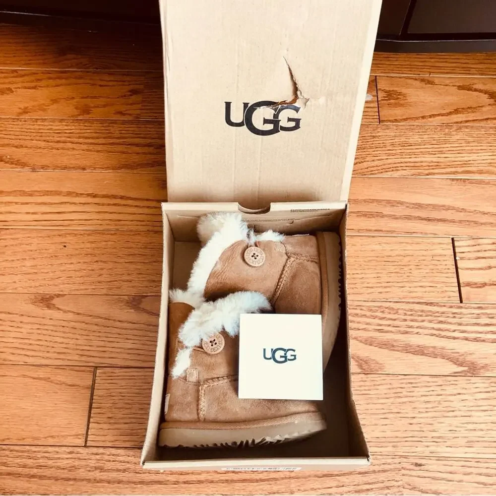 UGG Unisex-Child T Bailey Button II Tan Sheepskin Boots Wool Trim Girl’s Size 6